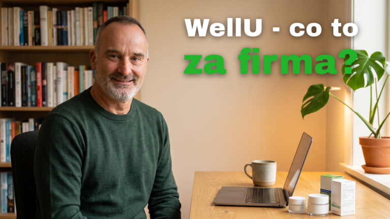 Dariusz Młynarski przy biurku - WellU, co to za firma