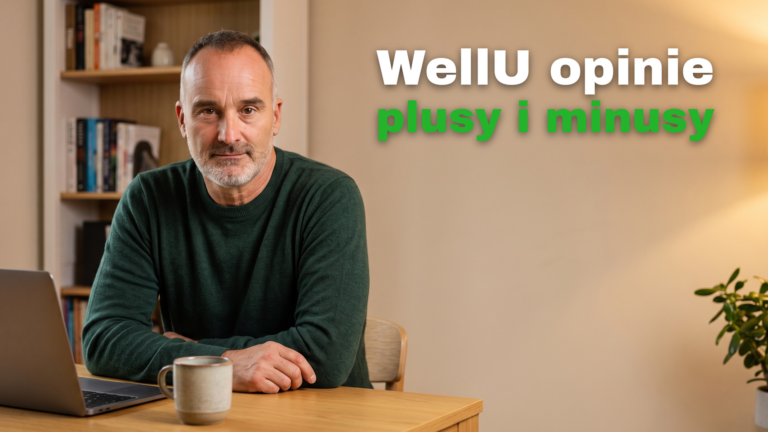 Dariusz Młynarski przy biurku - WellU opinie, plusy i minusy